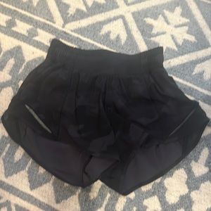 Lululemon Hotty hot Black camo 2.5 inch size 2 shorts